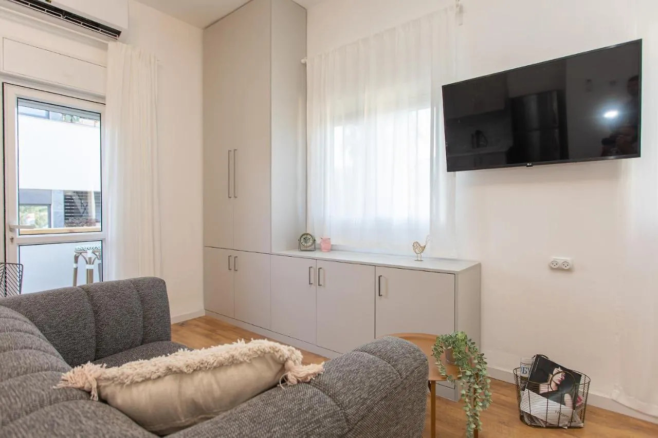 Apartment Port City Haifa - Bat Galim 25 Mtrs From The Beach & Rambam